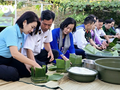 同驻守西南部海域的海军指战员一起包粽子、庆新年