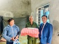 Tình người Việt từ phương xa đến với bà con vùng lũ Vĩnh Thông