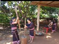 Phụ nữ dân tộc Jrai giã gạo