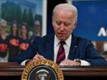 Joe Biden signe 50 lois avant de quitter la présidence