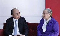 Presiden Vietnam Nguyen Xuan Phuc Mengunjungi dan Mengucapkan Selamat Tahun Baru kepada Keluarga para Almarhum Presiden