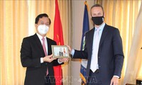 Kedubes Vietnam untuk AS memberikan masker kepada Badan Pengembangan Keuangan Internasional AS