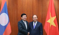 PM Nguyen Xuan Phuc mengadakan pembicaraan dengan PM Laos, Thongloun Sisoulith