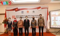 Acara menyampaikan hadiah sayembara pembuatan logo peringatan ultah ke-65 hubungan diplomatik Vietnam-Indonesia