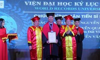 Orang Vietnam mendapat gelar Doktor Honoris Causa dari Universitas Rekor Dunia