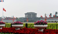 Kota Ha Noi Menjadi Cemerlang dengan Bendera dan Bunga untuk Menyambut Kongres Nasional XIII PKV