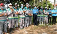 Memberikan Bingkisan kepada Para Buruh, Pegawai Negara, dan Pekerja yang Bekerja pada Hari Buruh Internasional (1 Mei)