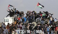 Bentrokan antara Demonstran Palestina dan Serdadu Israel