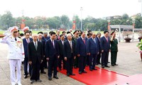 Pimpinan Partai dan Negara Berziarah ke Mausoleum Ho Chi Minh