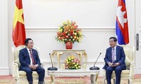 Ketua MN Vuong Dinh Hue Lakukan Pertemuan dengan PM dan Deputi PM Kamboja