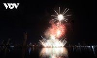 Sungai Han Bersinar pada Malam Pembukaan Festival Kembang Api Internasional Da Nang