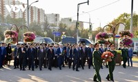 Ketua MN Vietnam, Tran Thanh Man Persembahkan Karangan Bunga di Tugu Monumen Presiden Ho Chi Minh di Moskow