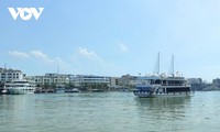 Teluk Ha Long Sambut Wisatawan Kembali Pasca Topan Yagi      