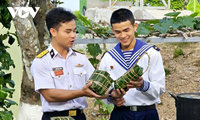 Bersama dengan Tentara di Daerah Laut dan Pulau Sebelah Barat Daya Bungkus Kue Chung untuk Rayakan Hari Raya Tet