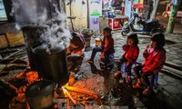 Hanoians boil Banh Chung through the night