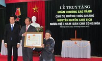 Entregan medalla de la estrella dorada al expresidente interino Huynh Thuc Khang