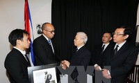 Máximos dirigentes de Vietnam homenajean a Fidel Castro en embajada de Cuba en Hanoi