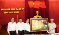 Máximo líder político de Vietnam visita provincia de Hoa Binh  