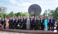 Presidente de Vietnam deposita flores en Plaza de Ho Chi Minh y visita mausoleo de Lenin