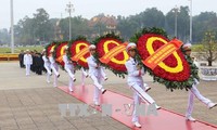 Máximos líderes de Vietnam visitan el Mausoleo del Presidente Ho Chi Minh en vísperas del Tet