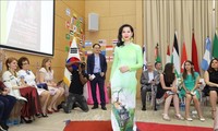 Trajes típicos de mujeres vietnamitas resaltan en jornada cultural internacional en Sudáfrica