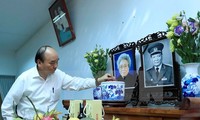 Premier vietnamita rinde homenaje póstumo a altos dirigentes del país