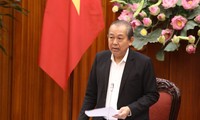 Viceprimer ministro de Vietnam trabaja con el comité de gestión de fondos públicos en las empresas.