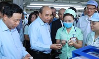 Premier vietnamita dialoga con trabajadores de localidad norteña