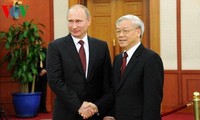 Máximos dirigentes de Vietnam felicitan a Rusia por su Día Nacional 