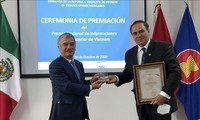 Entregan Premio Nacional de Información al Exterior a autores mexicanos