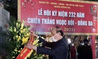 Jefe del Gobierno ofrece inciensos en el Monumento de Quang Trung-Nguyen Hue