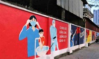 Hanói promueve la prevención y el control del covid-19 con murales de propaganda