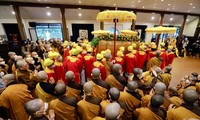 Despedida del Maestro Zen Thich Nhat Hanh en la pagoda de Tu Hieu