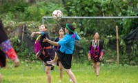 Mujeres vestidas de faldas juegan fútbol en mercado montañoso