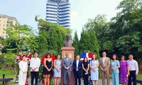 Ceremonia en honor del presidente dominicano Juan Bosch, simpatizante de la causa de liberación nacional de Vietnam