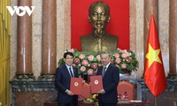 Acto de entrega del cargo al nuevo Presidente de Vietnam