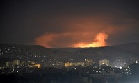 Israel continúa ataques aéreos contra Siria, mientras el gobierno militar debate las inminentes elecciones