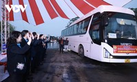 Docenas de autobuses gratuitos llevan a los trabajadores desde Hanói a su tierra natal para el Tet