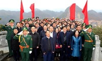 Ceremonia de izamiento de la bandera en la Torre de la Bandera Nacional de Lung Cu