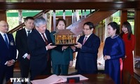 Primer Ministro de Vietnam y su homólogo kirguís visitan zona conmemorativa de Ho Chi Minh