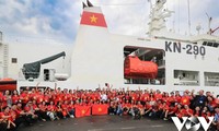 Cien líderes y periodistas de Vietnam inician viaje a Truong Sa