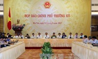 Primer ministro de Vietnam urge a cumplir con los objetivos socioeconómicos trazados