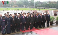 Líderes vietnamitas rinden homenaje al presidente Ho Chi Minh 