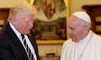 El Papa Francisco urge a Donald Trump a trabajar por la paz