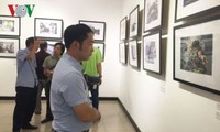 Inauguran en Hanoi la exhibición de fotos periodísticas “Huellas”