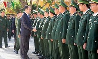 Presidente de Vietnam alienta a soldados guardafronteras en el centro 