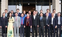 Presidenta de Parlamento de Vietnam se reúne con jóvenes empresarios