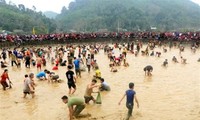 Celebran festival de capturar peces a mano en Tuyen Quang