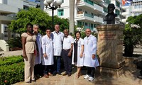 Vietnam recibe a otros dos experimentados médicos cubanos 