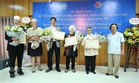 Seis activistas estadounidenses honrados con la medalla de paz en Vietnam